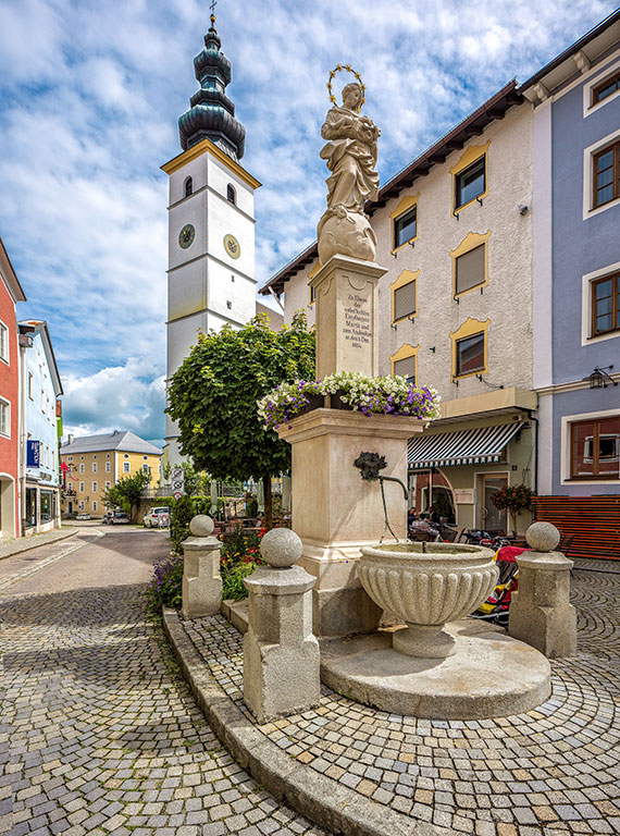 Waginger See Innenstadt mit Brunnen und Kirche
