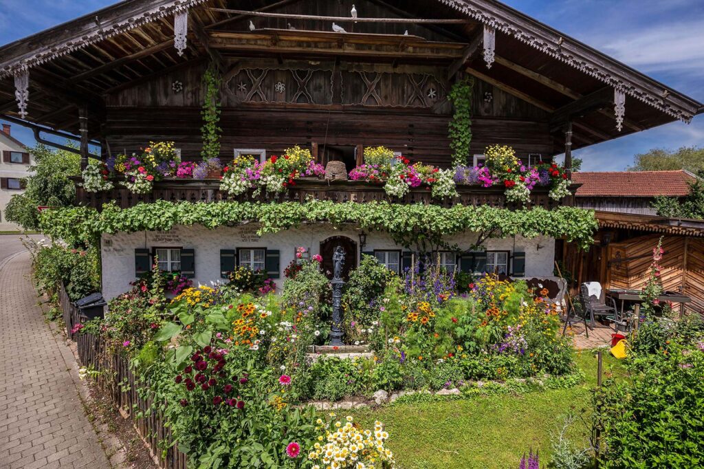 Traditionelles Bauernhaus mit Blumen in Petting am Waginger See