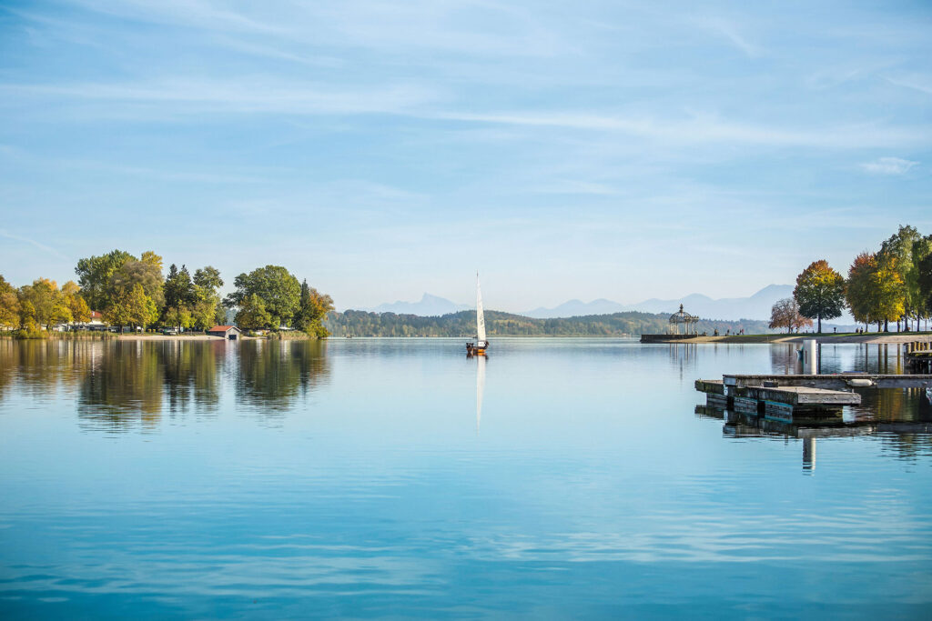 Home Stadlerhof 7 Blick über den Waginger See mit Segelboot, Alpenblick und Steg