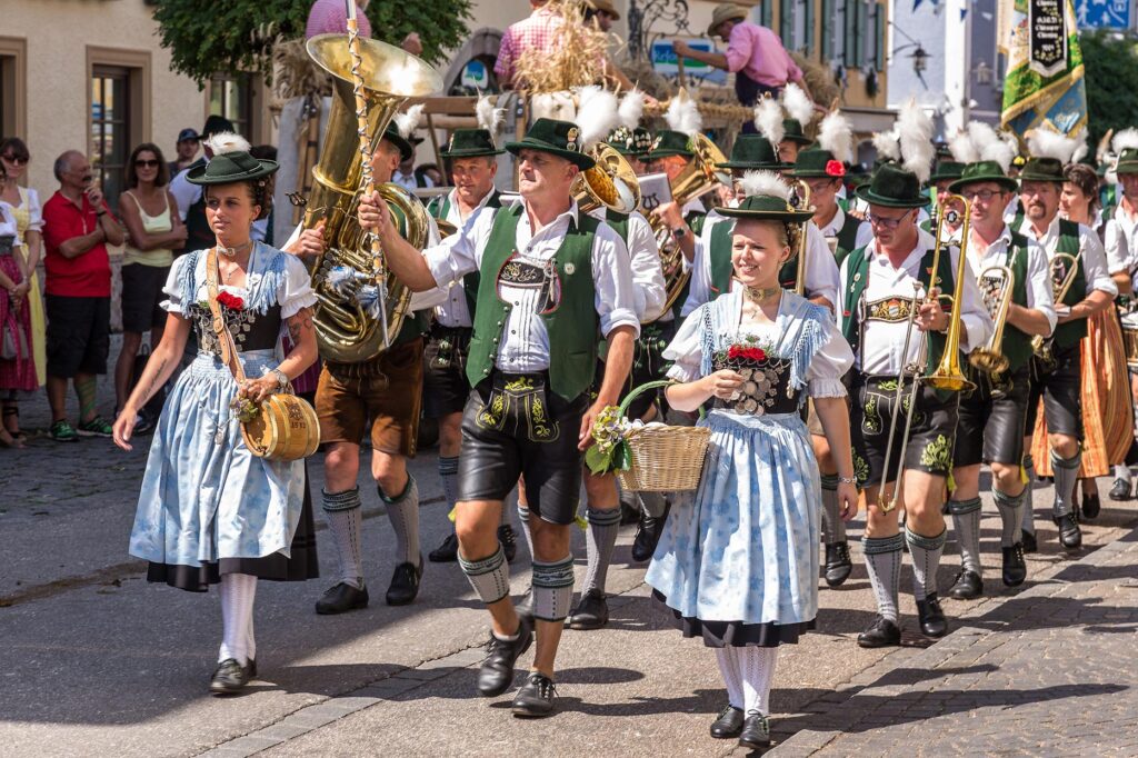 Traditioneller Trachtenumzug in Waging am See