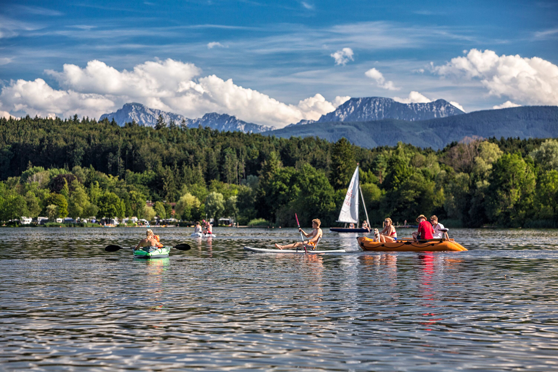 Unsere Region 4 Stand-Up-Paddler, Segler und Schlauchboote auf dem Waginger See