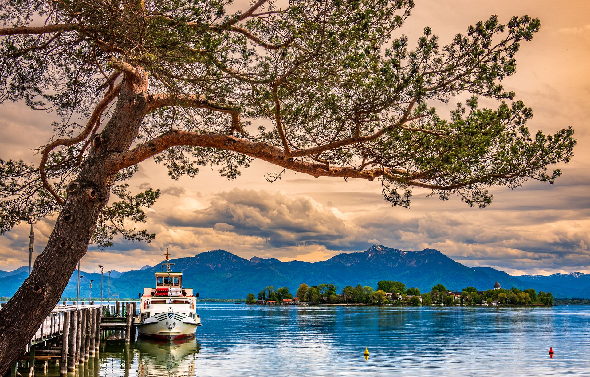 Unsere Region 8 Gstadt am Chiemsee mit Schifffahrt und Blick zur Fraueninsel