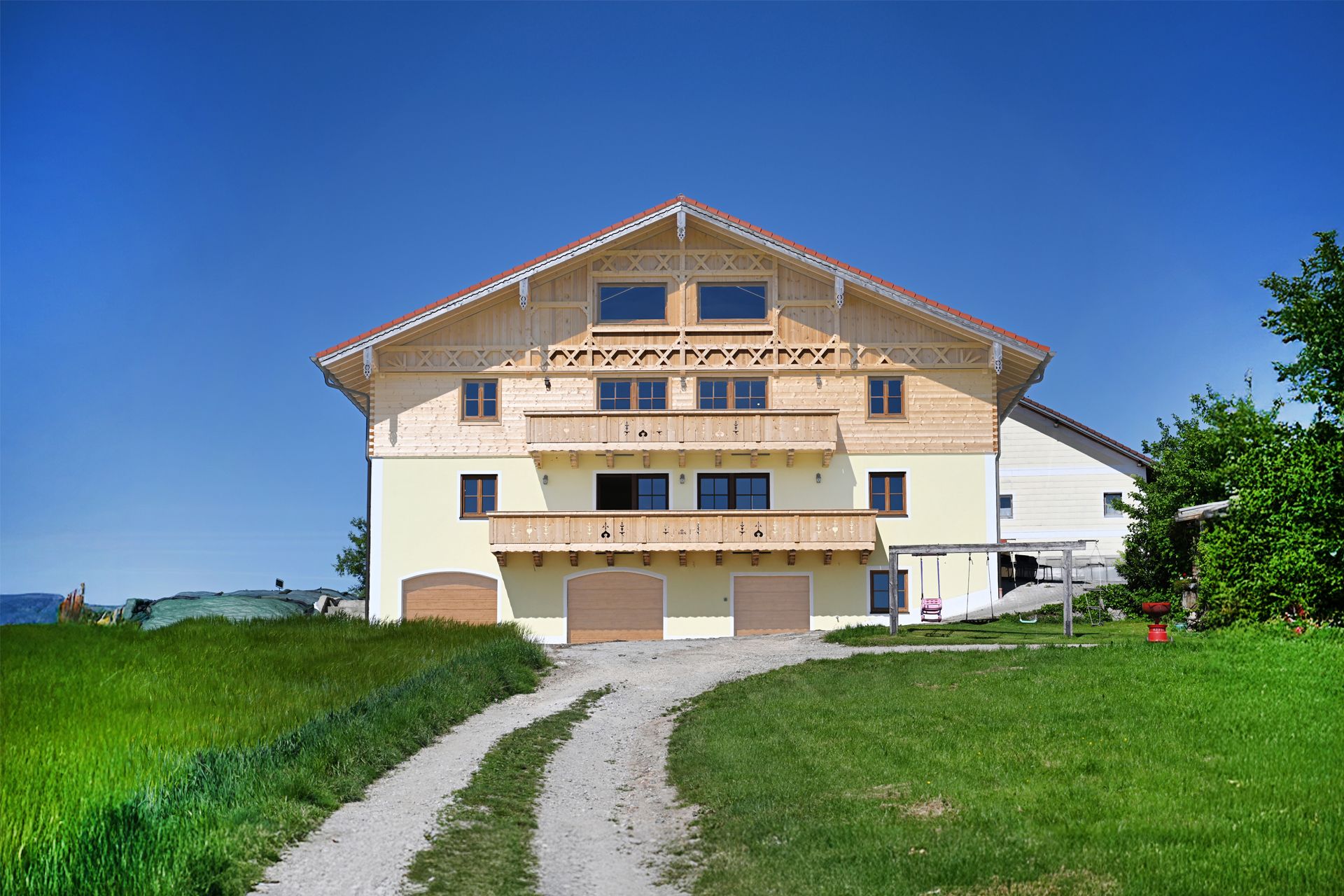 Ferienhaus Stadlerhof im Sommer mit Blick auf die beiden Ferienwohnungen