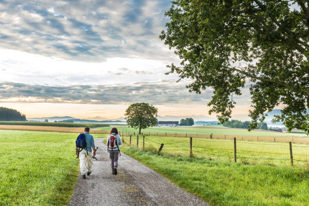 Wanderer in der Waginger See Region mit Bergblick