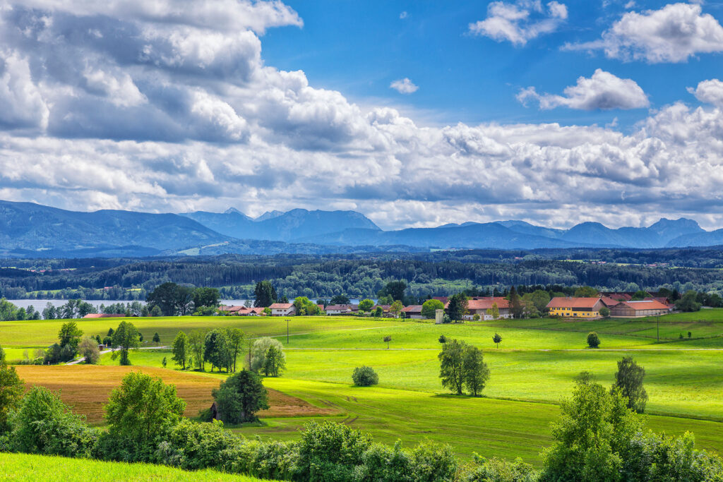 Wolkersdorf mit Blick zum Waginger See bis in die Chiemgauer Bergwelt