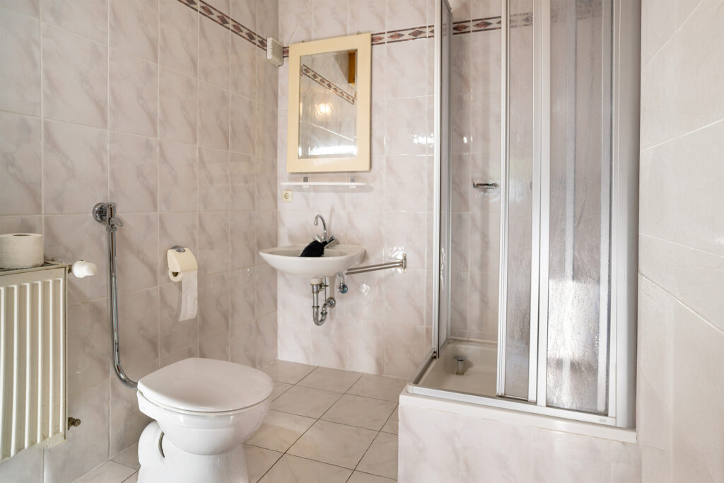 Ferienwohnung Stadlerhof Bad, Waschbecken und Dusche