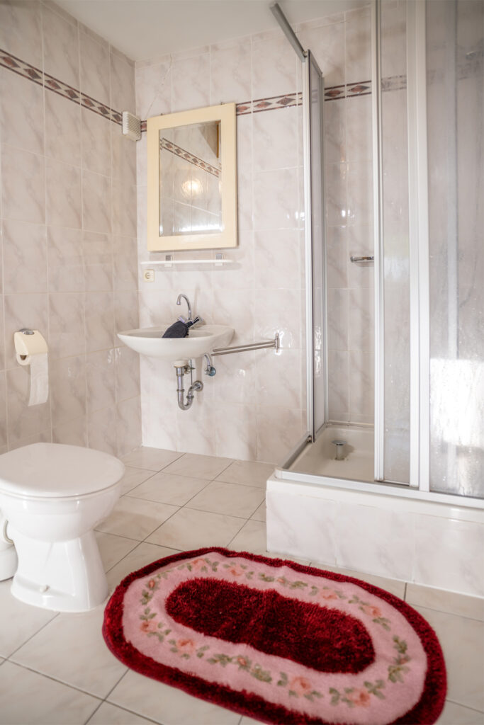 Ferienwohnung Stadlerhof Bad, Waschbecken und Dusche