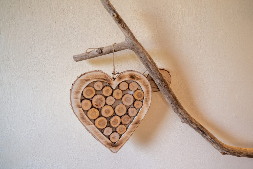 Wandeko in der Ferienwohnung Seeblick - Herz aus Holz am Stock