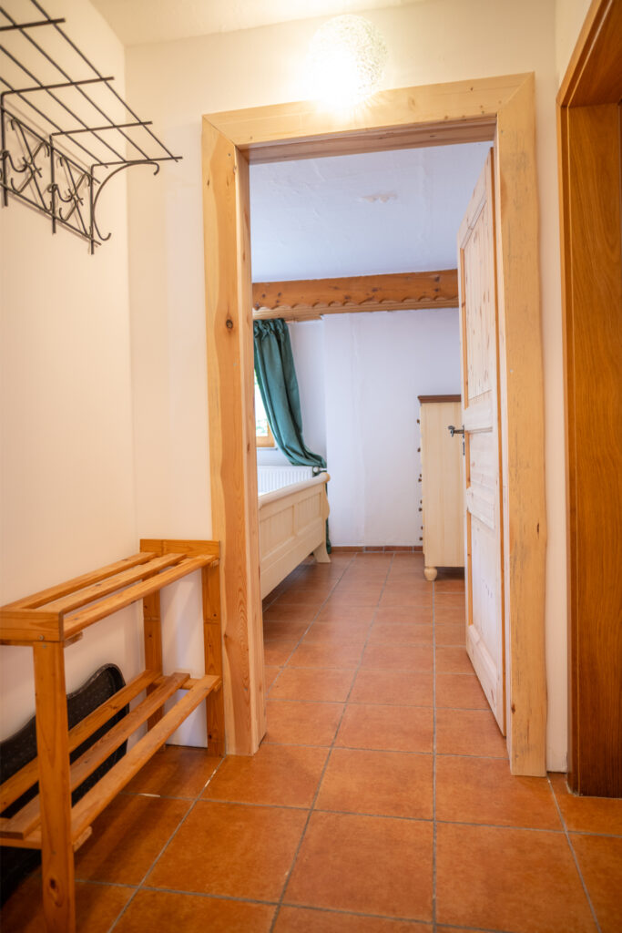 Flur mit Blick ins Schlafzimmer Ferienwohnung am Stadlerhof