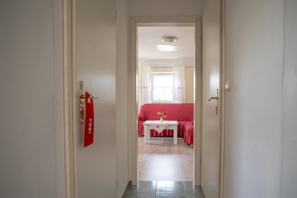 Flur zur Ferienwohnung Rustica im Gästehaus mit Blick ins Wohnzimmer