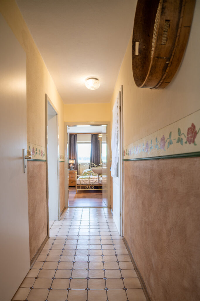 Ferienwohnung Seeblick - Flur mit Blick ins Schlafzimmer