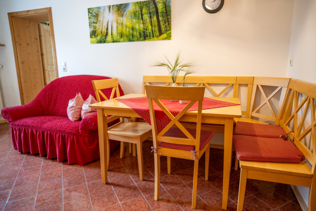 Ferienwohnung Parterre, Küche mit Sofa und Essecke