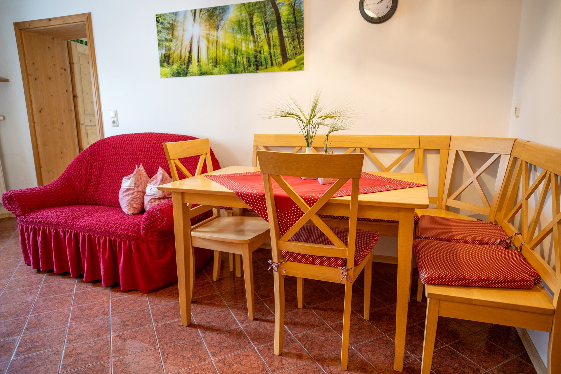 Küche-Ferienwohnung-Parterre-Stadlerhof-Waginger-See Ferienwohnung Parterre, Küche mit Sofa und Essecke