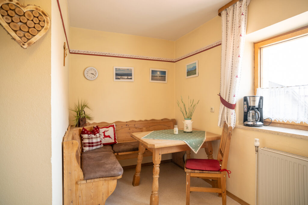 Essecke aus Holz im ländlichen Stil in der Ferienwohnung Seeblick