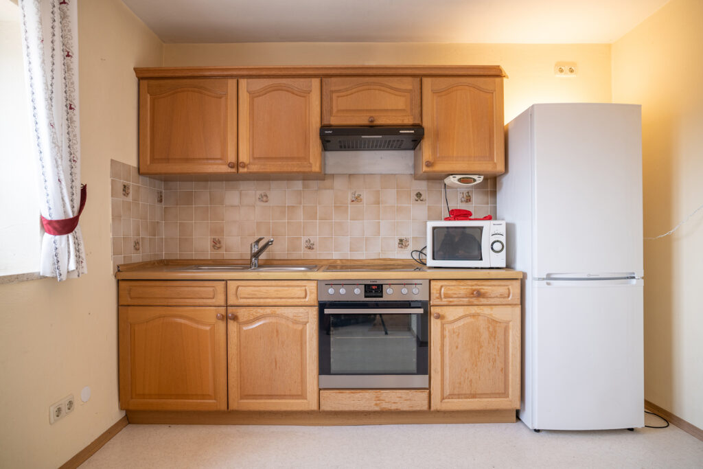 Küche in der Ferienwohnung Seeblick mit Kühlschrank, Herd im ländlichen Stil