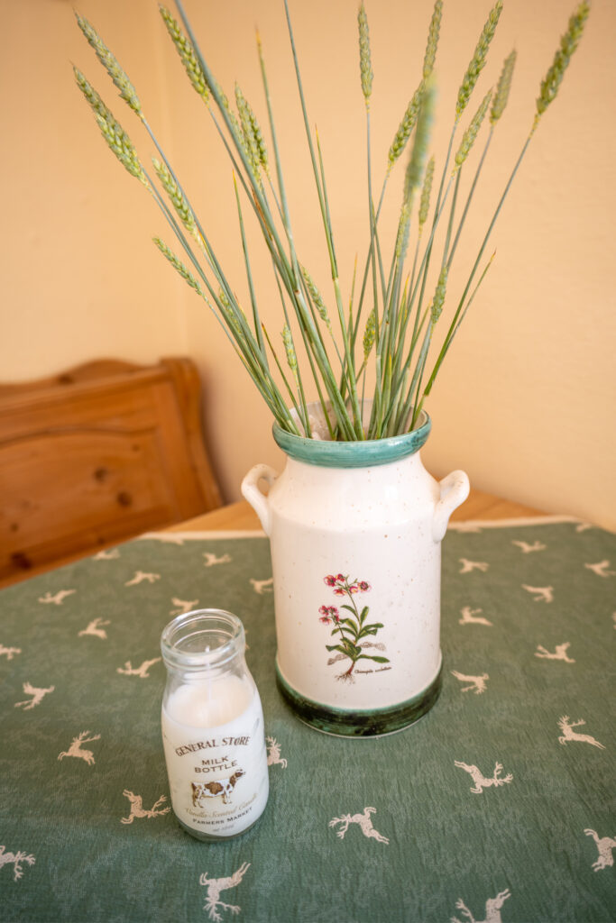 Tisch-Deko, Milchkanne aus Keramik, Milch im Glas vom Stadlerhof