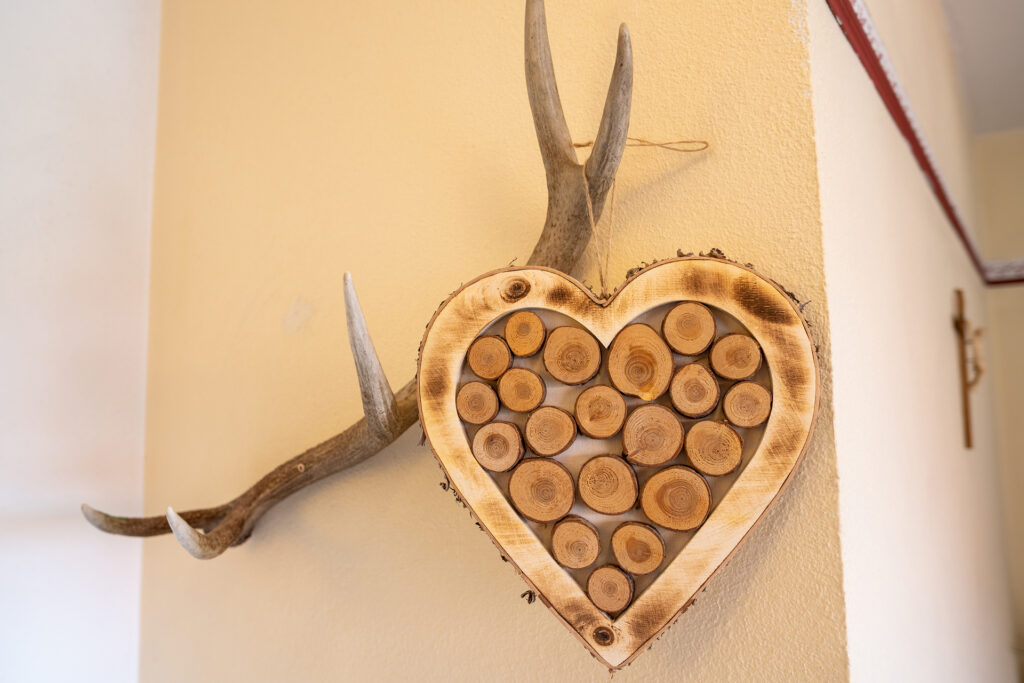 Küchen-Deko in der Ferienwohnung Seeblick - Holzherz am Geweih