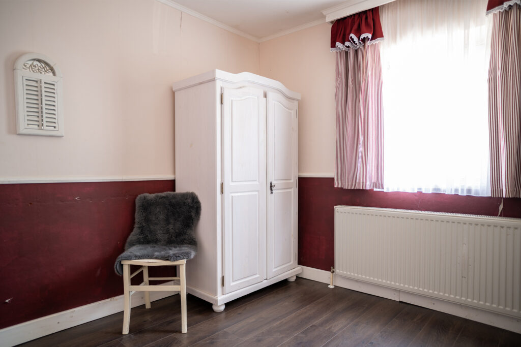 Schlafzimmer-Schrank in der Ferienwohnung Rustica am Stadlerhof