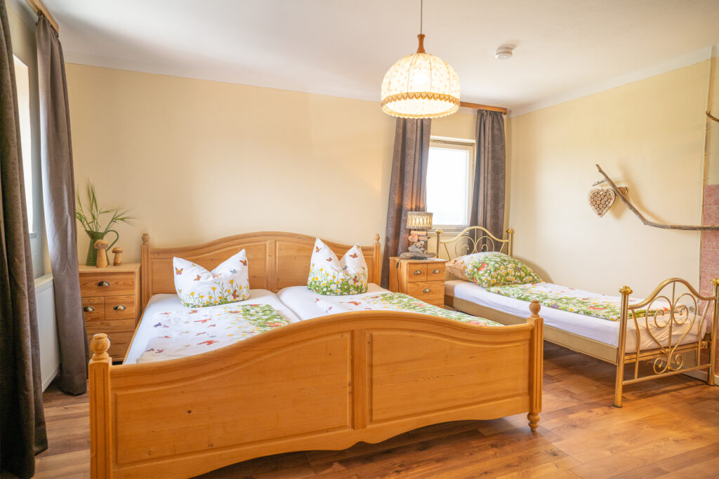 2.Schlafzimmer in der Ferienwohnung Seeblick mit Doppelbett und Einzelbett