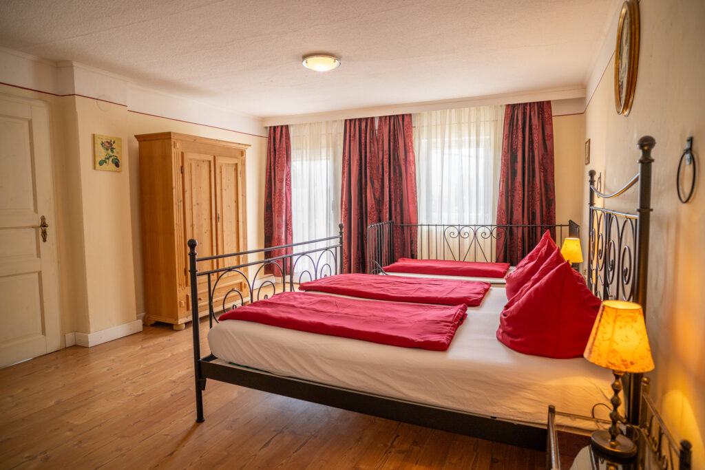 Schlafzimmer in der Ferienwohnung Rustica mit Balkon und Blick auf den Waginger See