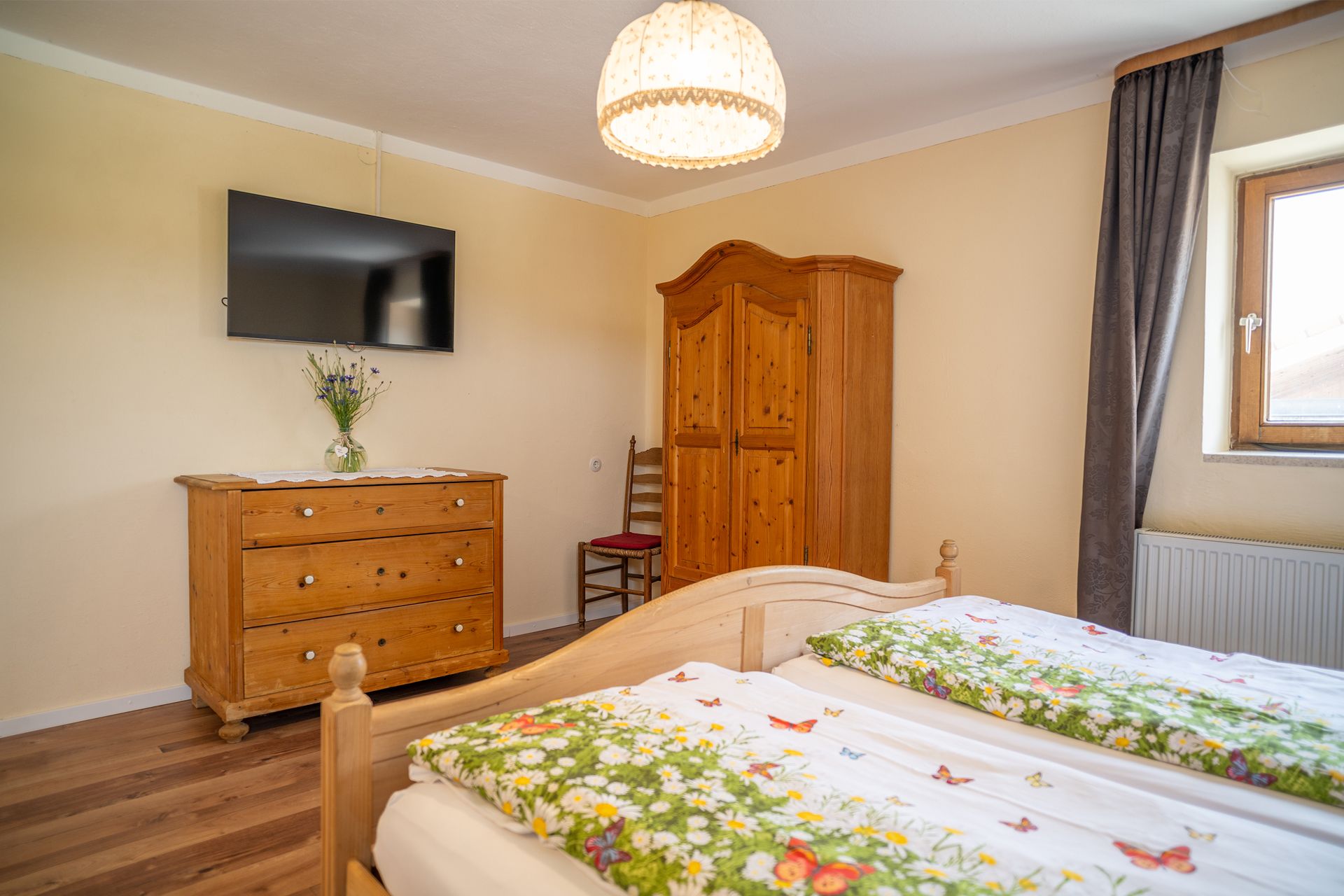 Schlafzimmer-2c-Ferienwohnung-Seeblick-Stadlerhof-Waginger-See Schlafzimmer-Schrank, Kommode aus Holz in der Ferienwohnung Seeblick