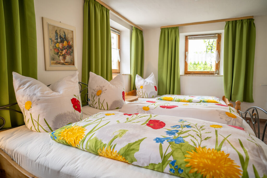 Schlafzimmer Ferienwohnung im Gästehaus mit ein Doppelbett und ein Einzelbett