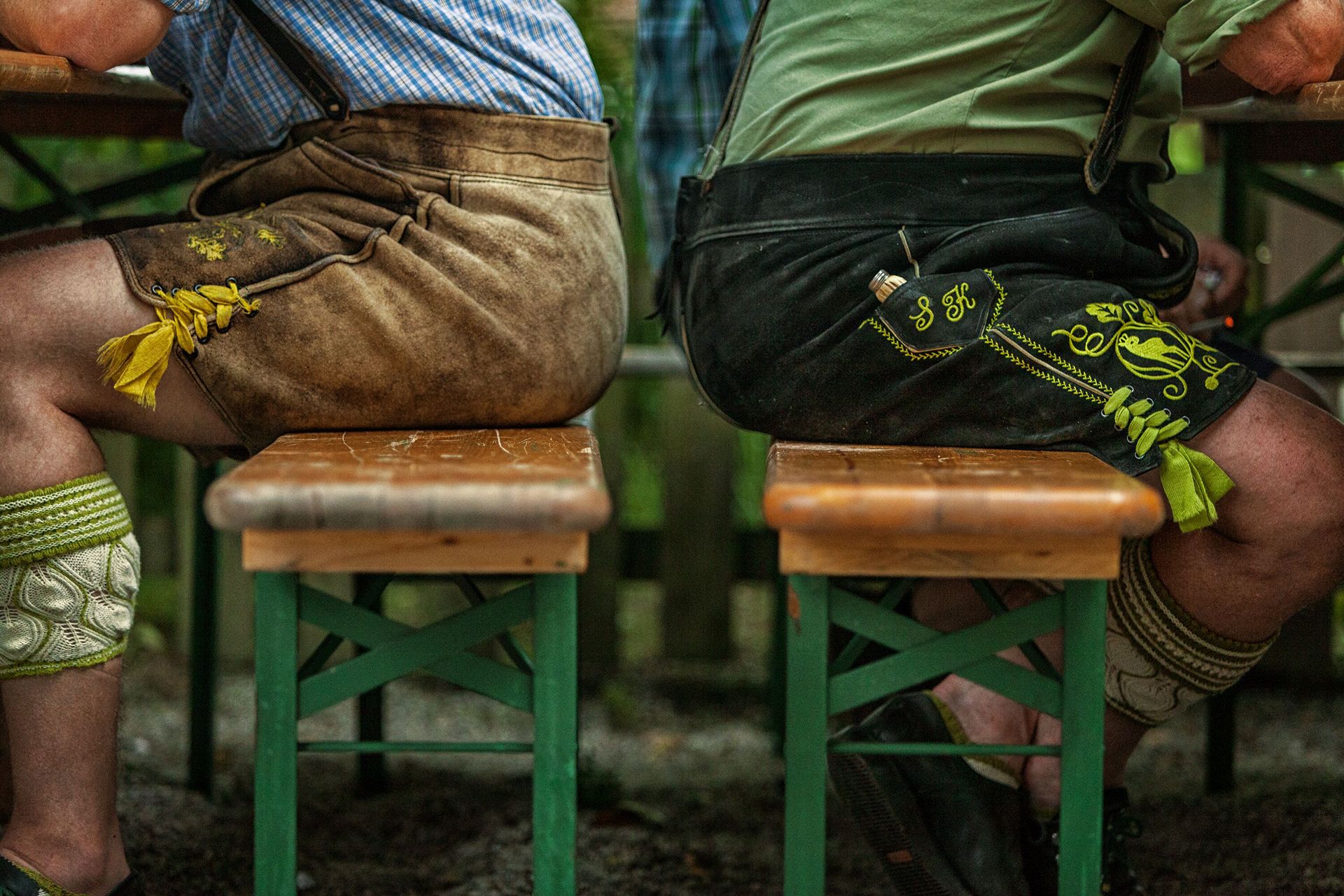 Trachtler sitzen auf Bierbänke bei einem Fest am Waginger See