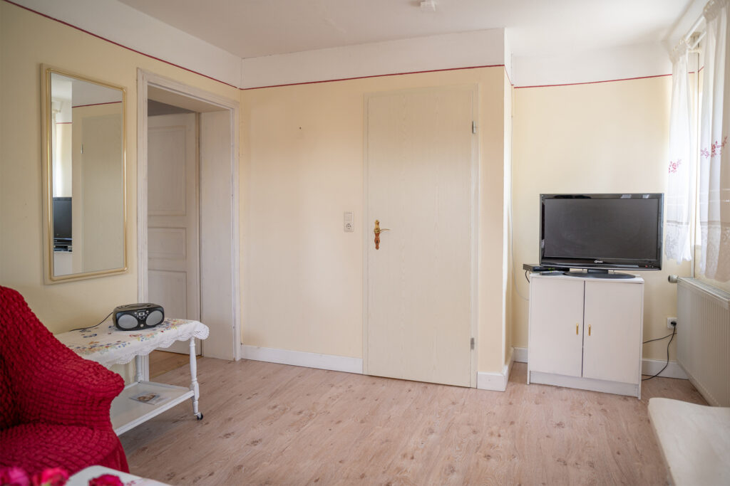 Fernseher im Wohnbereich der Ferienwohnung Rustica