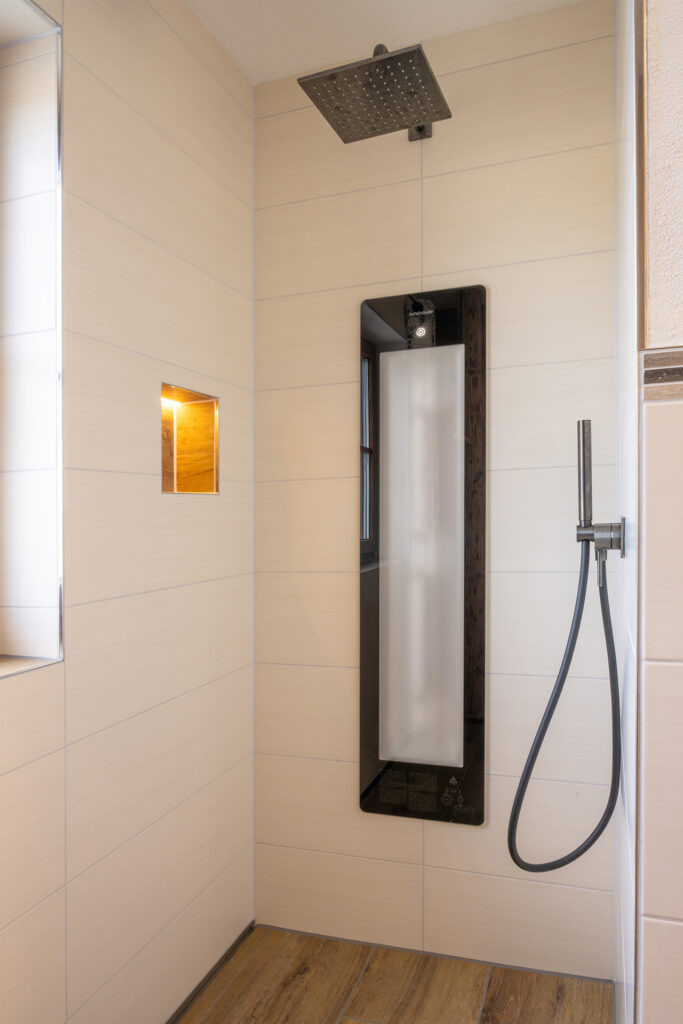 Moderne Dusche im Badezimmer der Ferienwohnung Bergblick