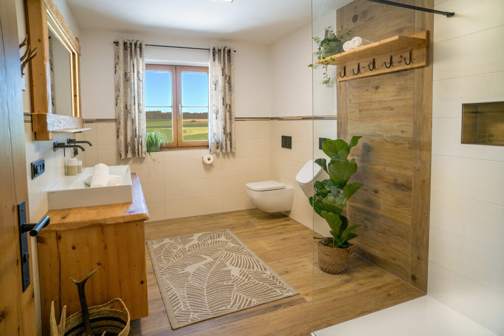 Badezimmer mit Seeblick, Holzmöbel alles im Landhaus-Style