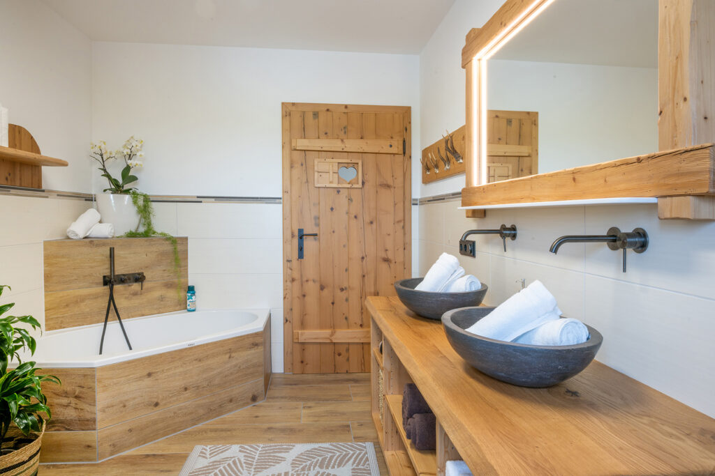 Badezimmer mit Wanne, 2 Waschbecken gemütlich im Landhaus-Style