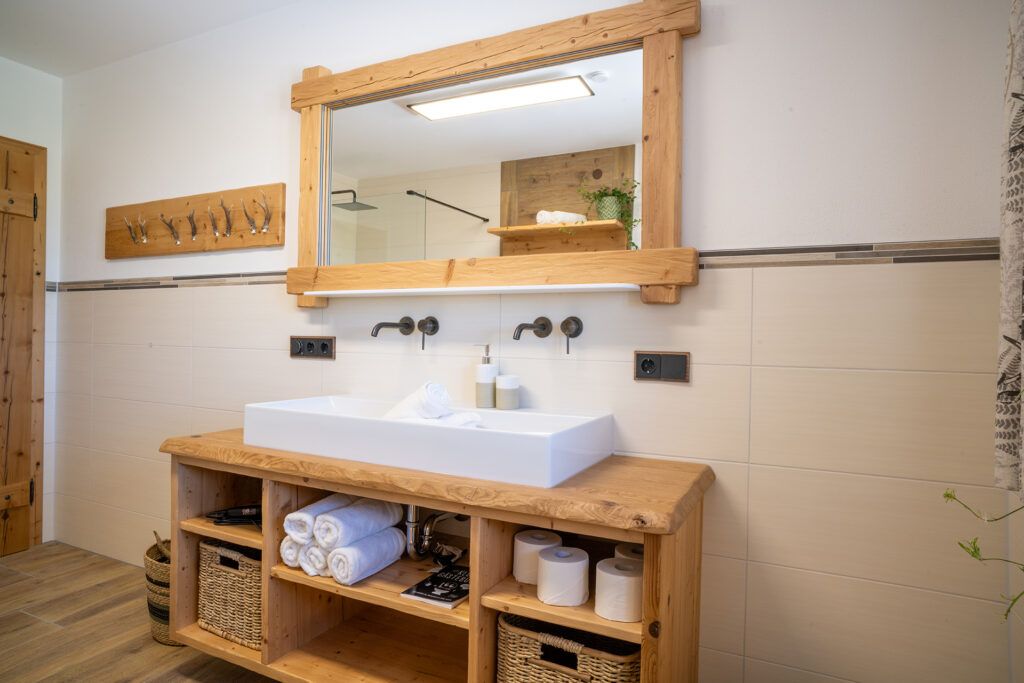 Badezimmer mit Spiegel, Waschbecken in der Ferienwohnung Alpenblick im Landhaus-Style