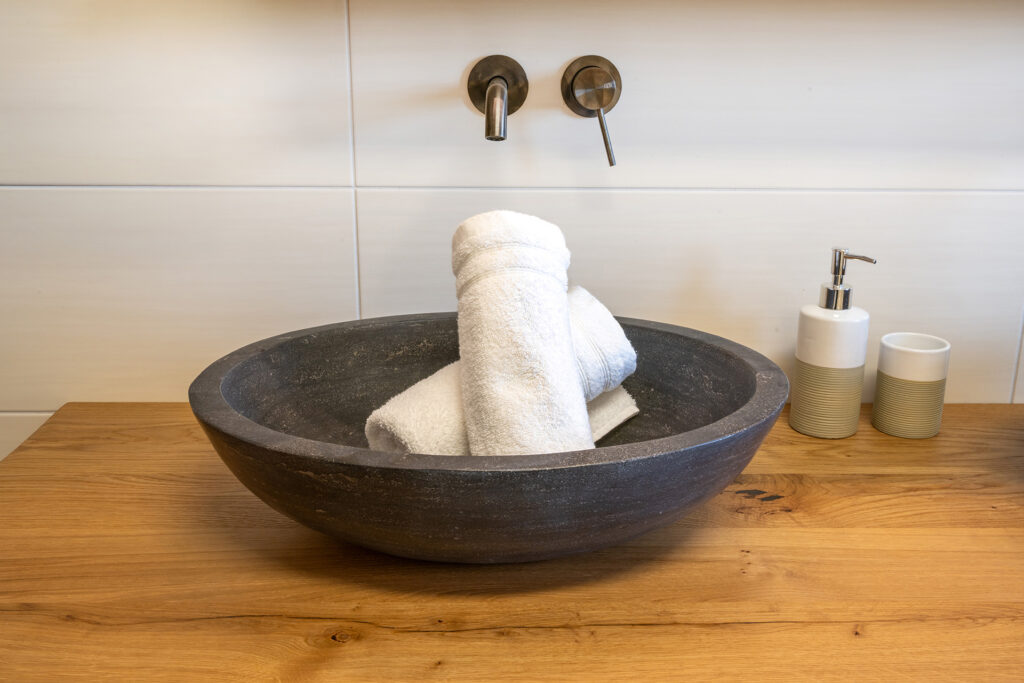 Waschbecken aus Stein im Landhaus-Style