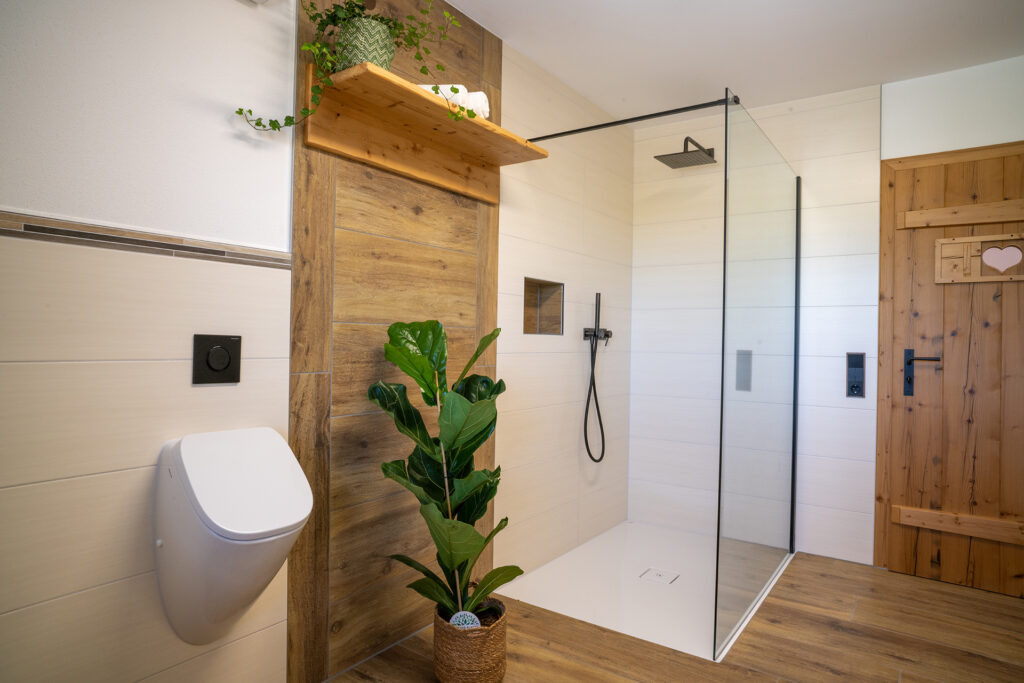 Ebenerdige Dusche, Pissoir im Badezimmer der Ferienwohnung