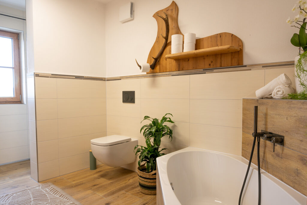 Badewannde und WC im Landhaus-Style der Ferienwohnung Bergblick