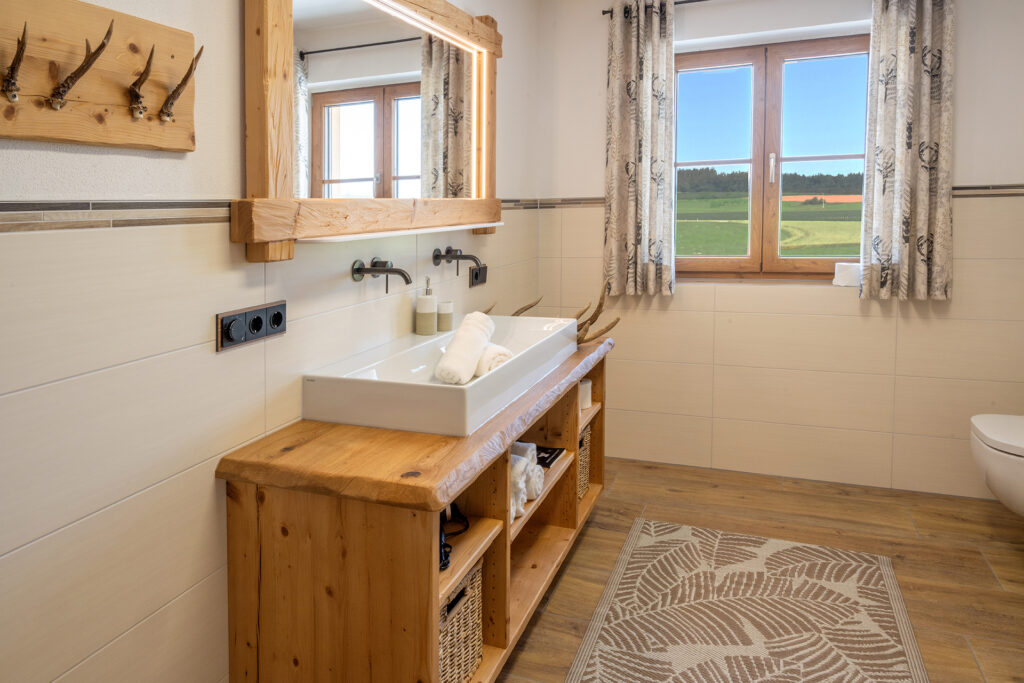 Modernes Bad mit viel Holz, Licht und Blick zum Waginger See