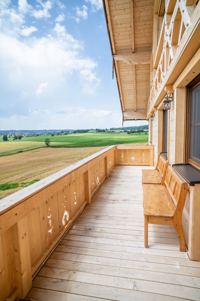 Vom Balkon der Ferienwohnung Alpenblick hat man ein tolles Panorama zum Waginger See und die Alpen