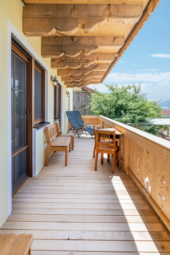 Balkon mit Möbel, Panoramasicht über die Waginger See Region zum See und die Alpen