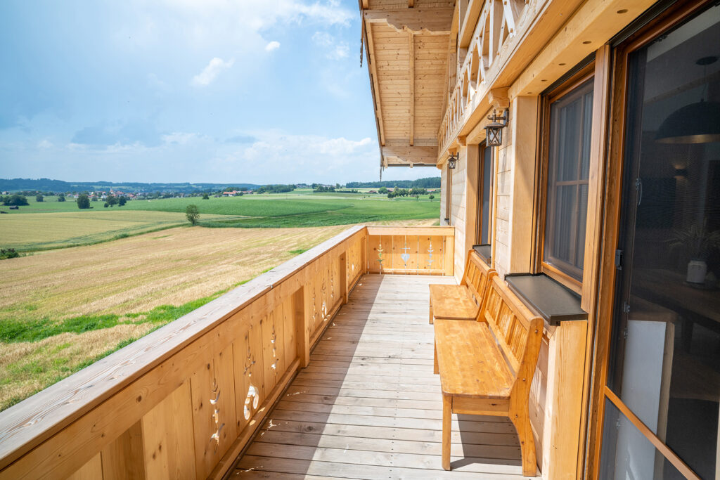 Vom Balkon der Ferienwohnung sieht man über die Felder rund um Wolkersdorf