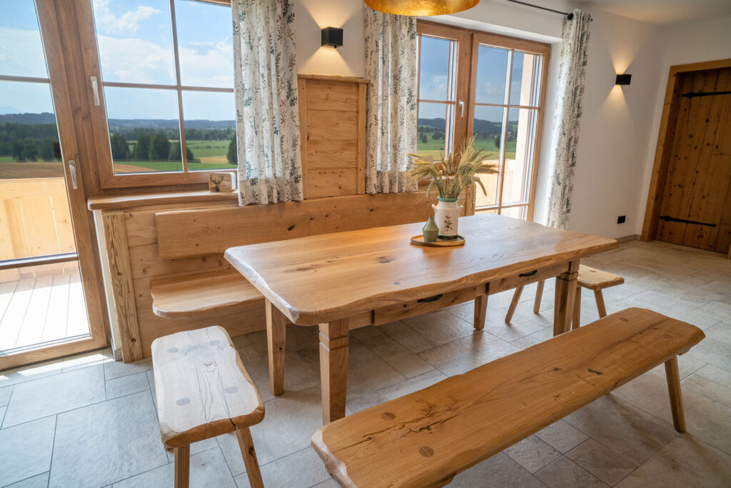 Essbereich mit Blick in die Bergwelt und Waginger See