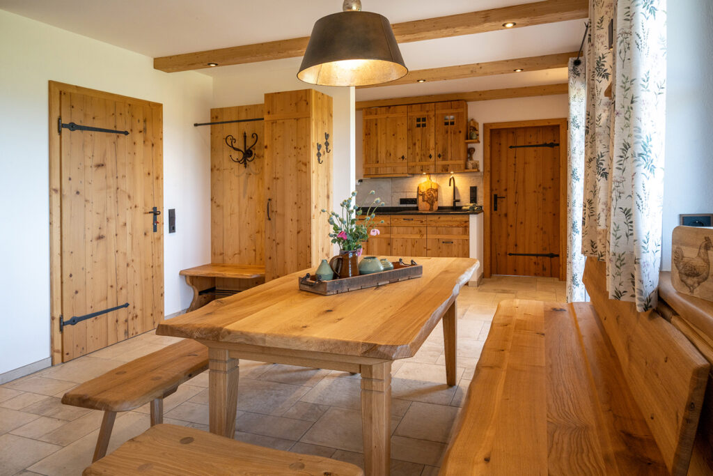 Landhaus-Style, Essecke, Küche und Eingangsbereich der Ferienwohnung Bergblick