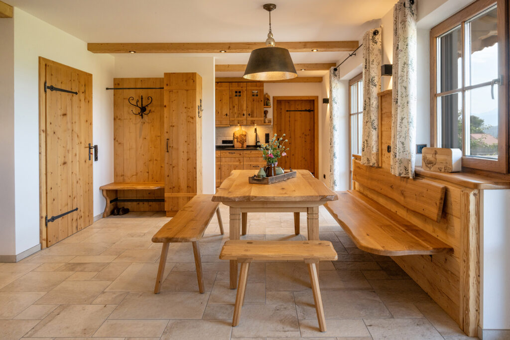 Essecke aus Echt-Holz mit Blick in die Bergwelt und Waginger See