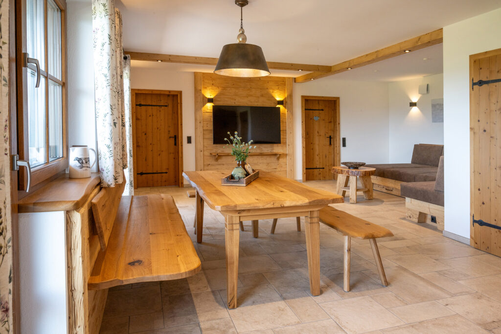 Echtholz Essecke und Wohnbereich im Landhaus-Style