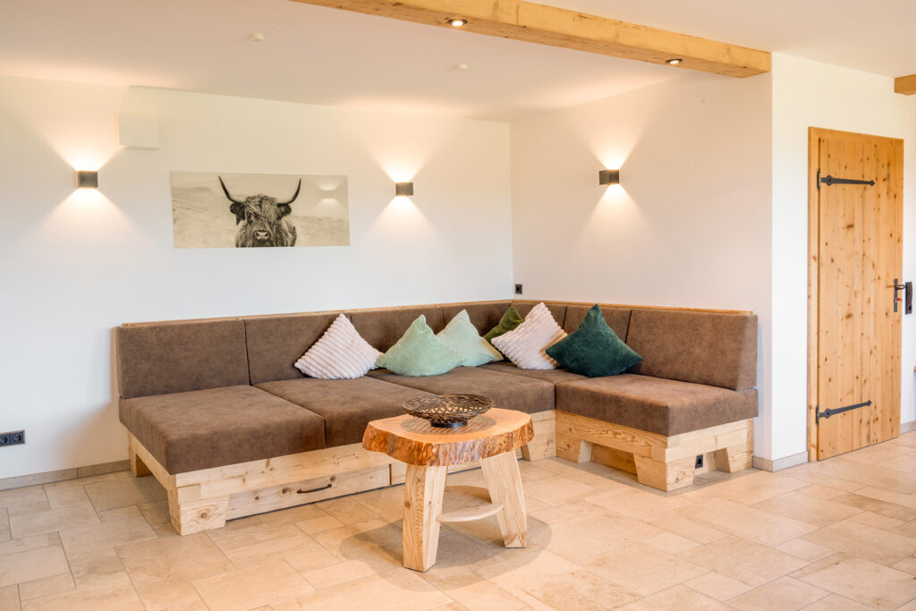 Landhaus-Ambiente gemütliche Couch und tollen Lichtspots