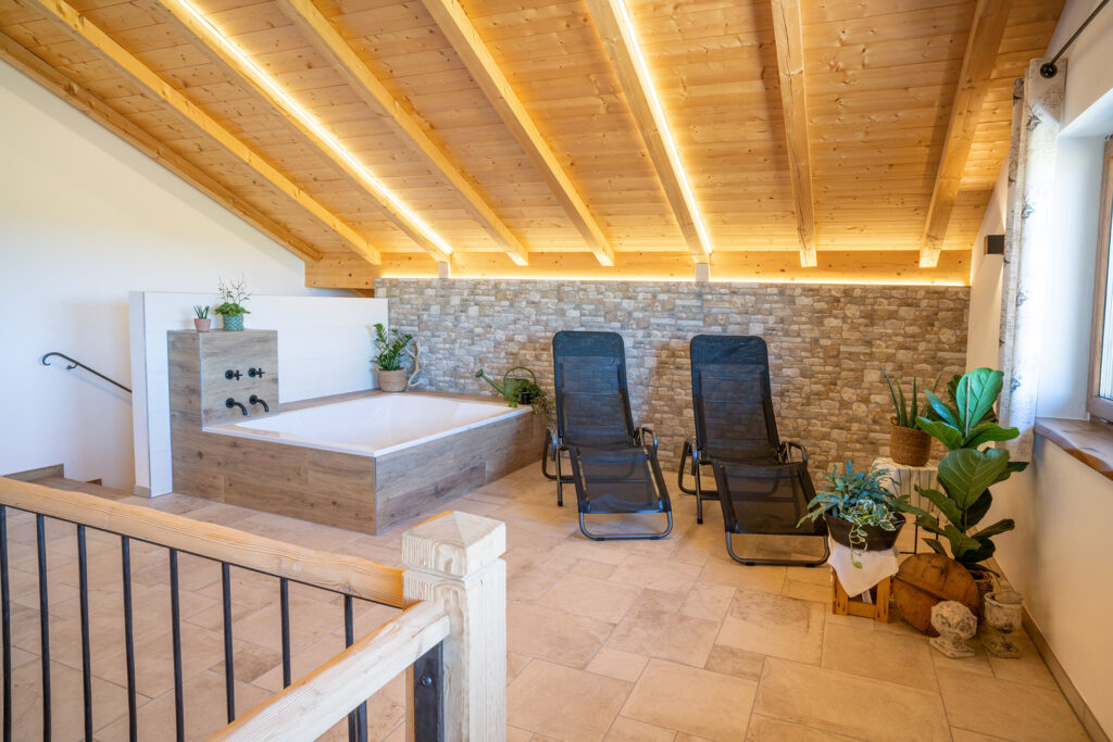 Doppelbadewanne, Relax-Stühle, Waginger Seeblick in der Ferienwohnung Alpenblick