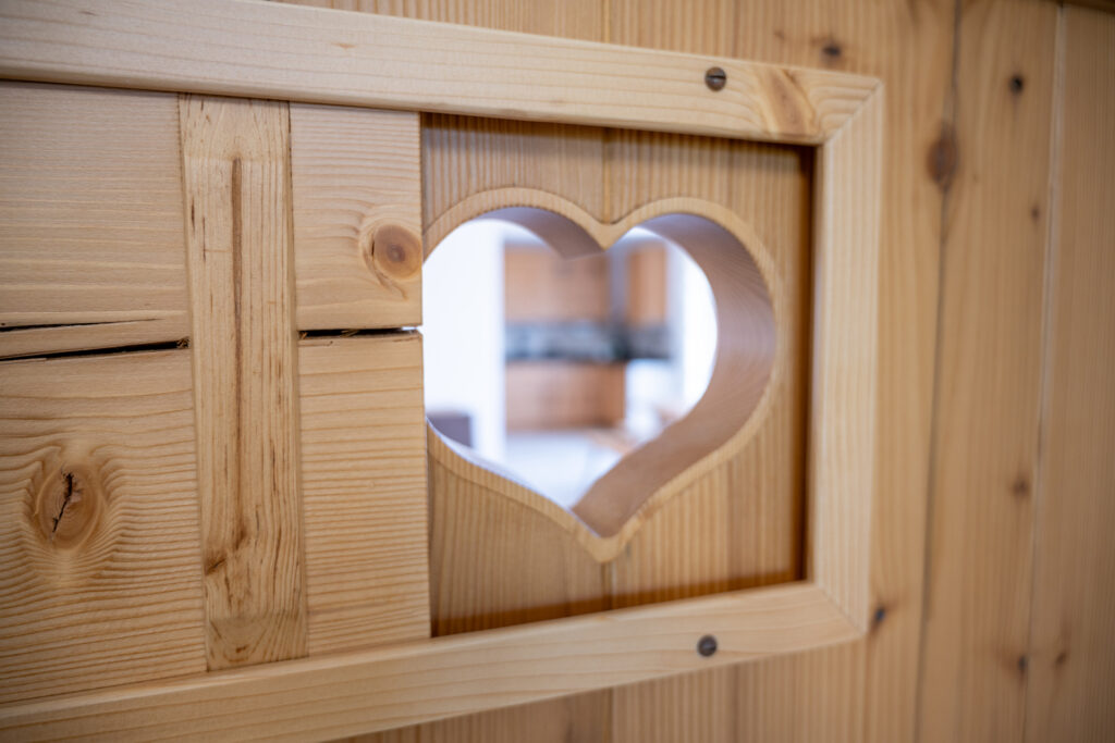 Mit viel Liebe zum Detail wurde die Ferienwohnung erstellt u.a. ein Herz in der Badtür