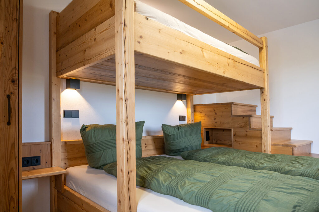Doppelbett mit Etagenbett in der Ferienwohnung Bergblick
