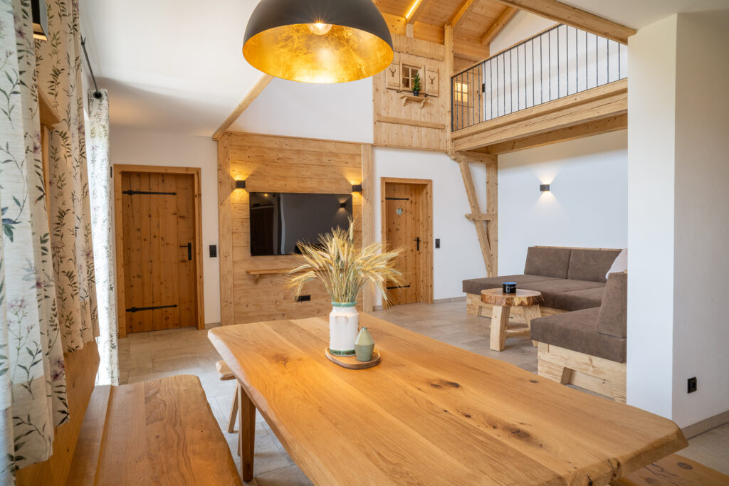 Essbereich aus mit Echtholz und Landhaus-Style