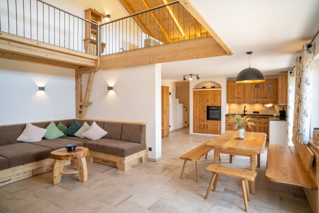 Landhaus Fewo Alpenblick, Sofa, Essecke, Küche und offene Galerie