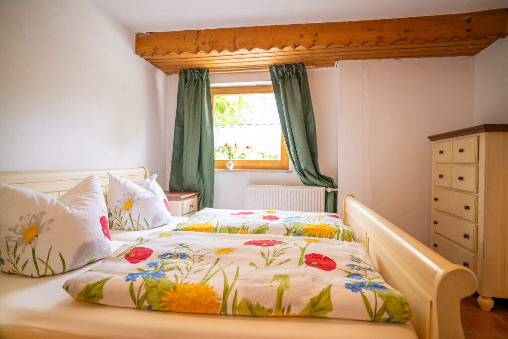 Schlafzimmer 2 mit Doppelbett in der Ferienwohnung Parterre